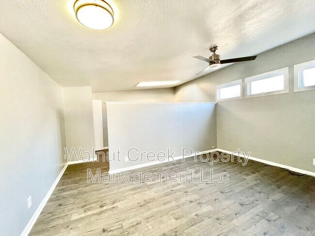 Foto del edificio - 1041 W 10th St