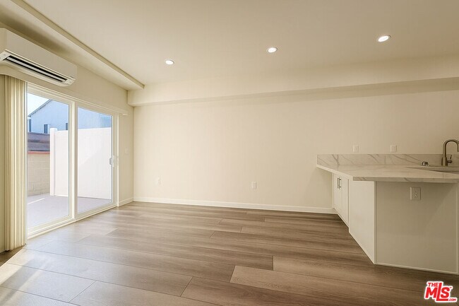 Foto del edificio - 5244 Whitsett Ave