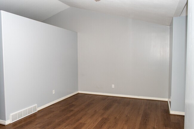 Building Photo - 564 800 E