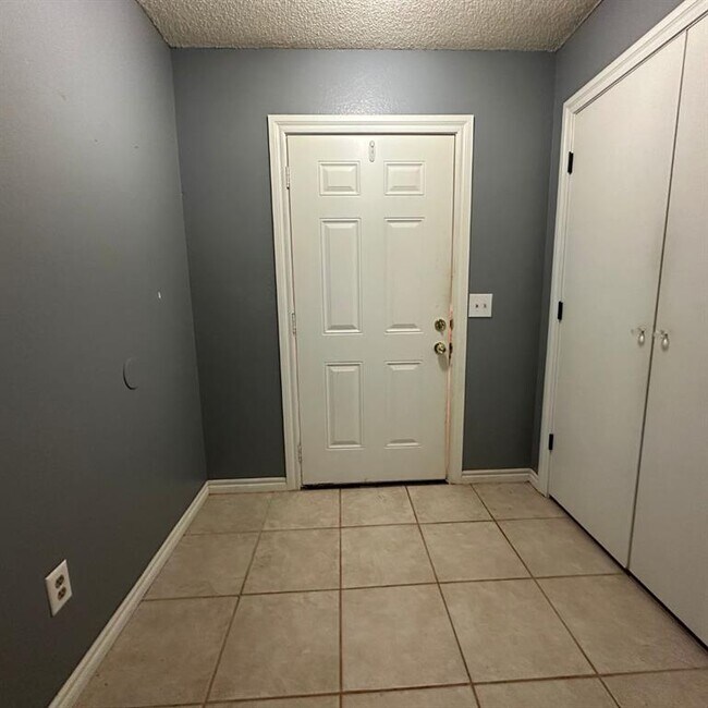 Building Photo - 6928 Woodlake Dr