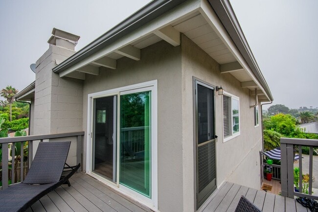 Building Photo - Amazing 2 Bedroom Only a Block from the Be...
