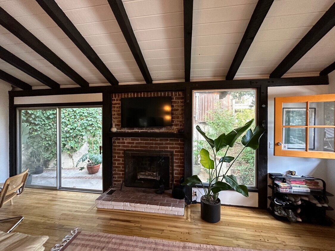 Living room - 2017 Rosilla Pl