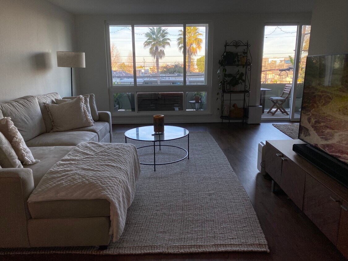 Living Room - 1700 San Carlos Ave