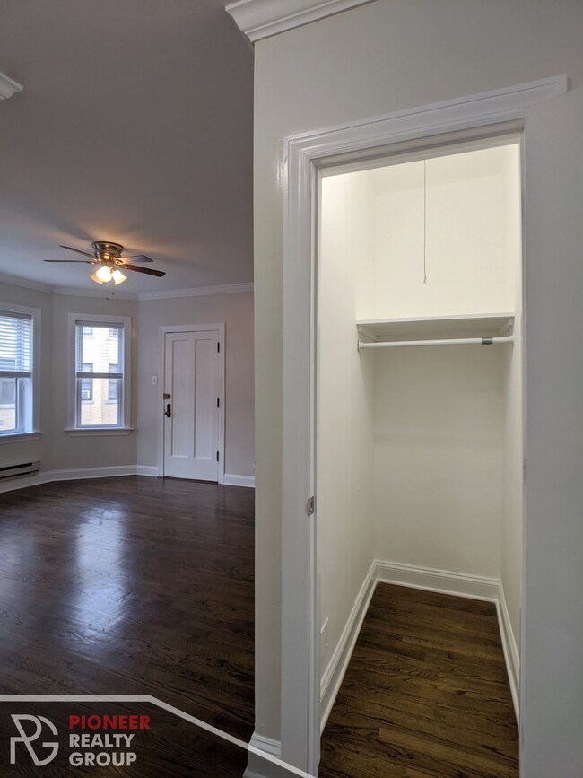 Foto del edificio - 3814 N Greenview Ave