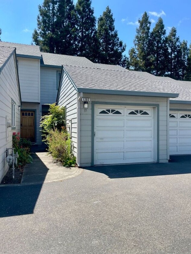 Primary Photo - Spacious 2 Bedroom Condo with Garage — Min...