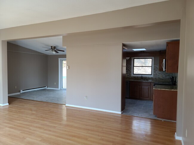 Foto del edificio - 155 Flanders Rd