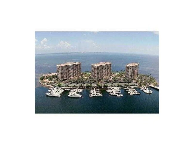 Building Photo - 2 Grove Isle Dr