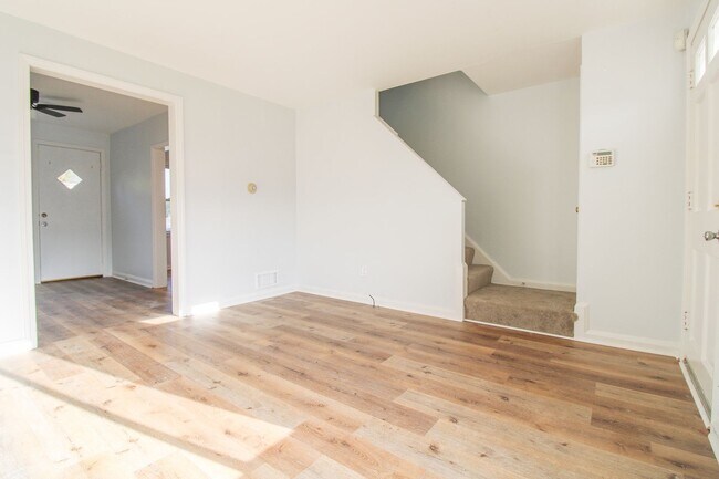 Building Photo - 1096 Cameron Rd