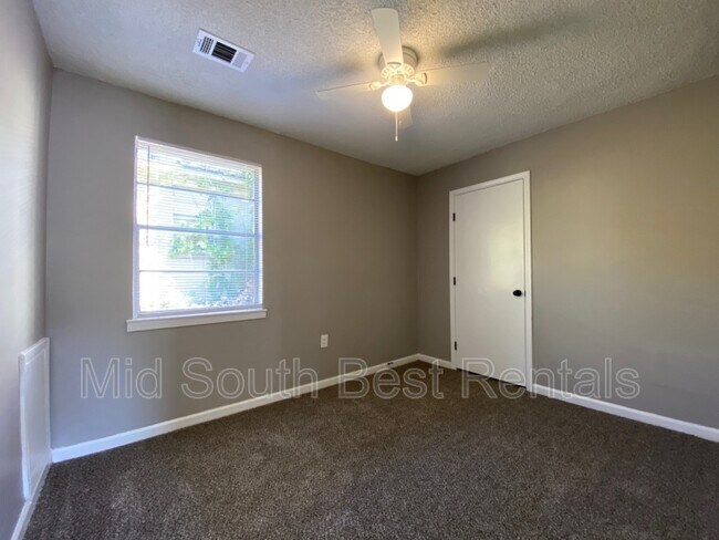 Building Photo - 2120 Bennett Ave