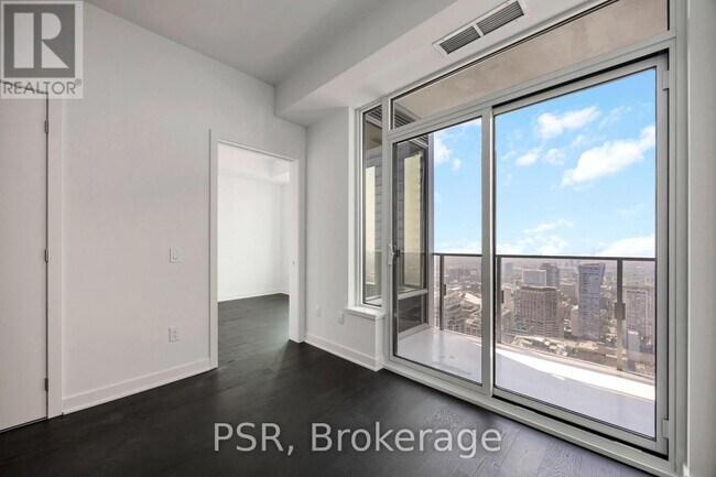 Building Photo - 11-4411 Yorkville Ave