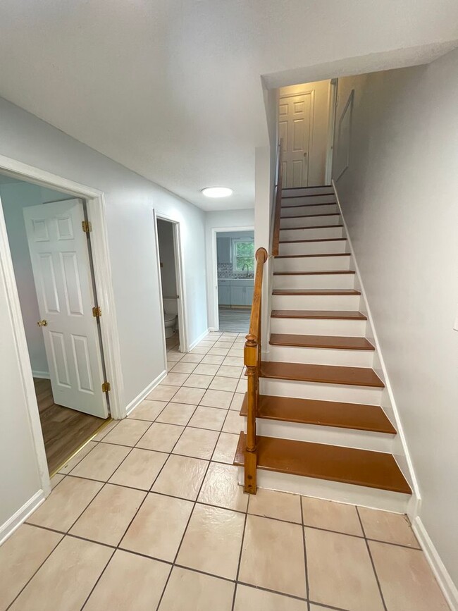 Building Photo - Large 5 BR 3 BA house just south of UNC Ho...