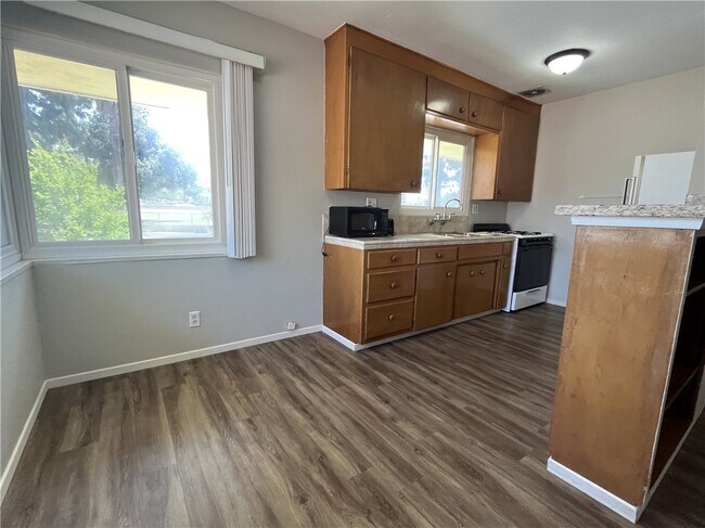 Building Photo - 10 W Cypress Ave