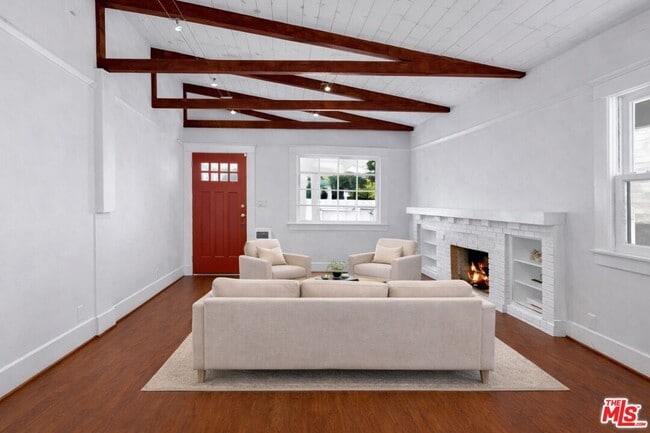 Building Photo - 915 Palms Blvd