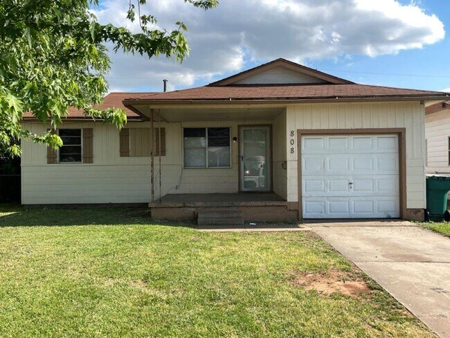 Foto del edificio - New paint, 3 bed 1 bath 1 car in SE Okc!