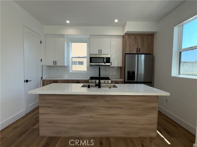 Foto principal - 5044 Laurel Canyon Blvd