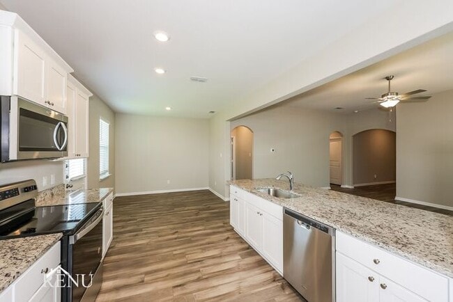 Building Photo - 2028 Hialeah Dr