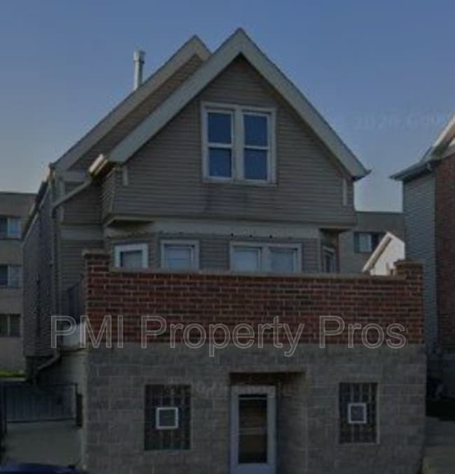 Building Photo - 2016 W Clybourn St