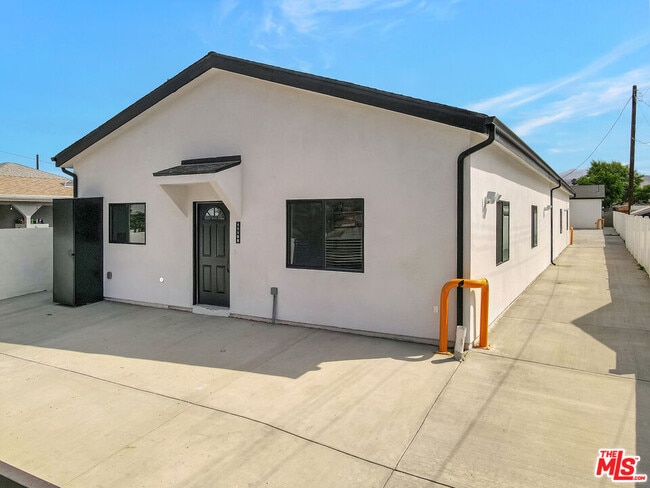 Building Photo - 11108 Norris Ave