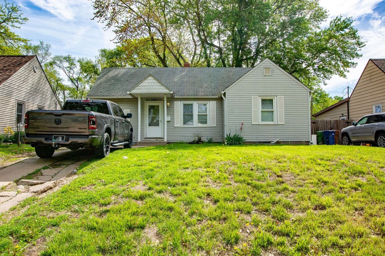 Foto principal - 3 Bedroom / 1 Bath Home with Fenced Backyard!