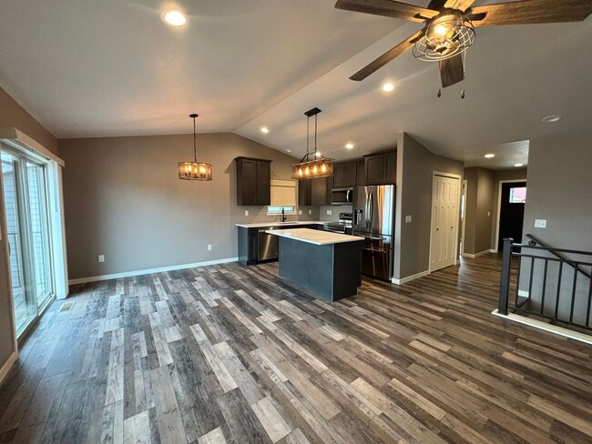 Building Photo - 4 BED | 3 BATH | TOWNHOME | DOUBLE GARAGE ...