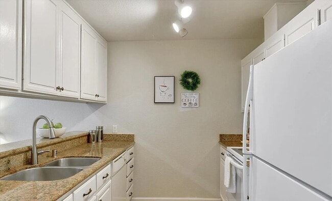Building Photo - "Charming 1-Bedroom Retreat in Prime Santa Clara Location!"
