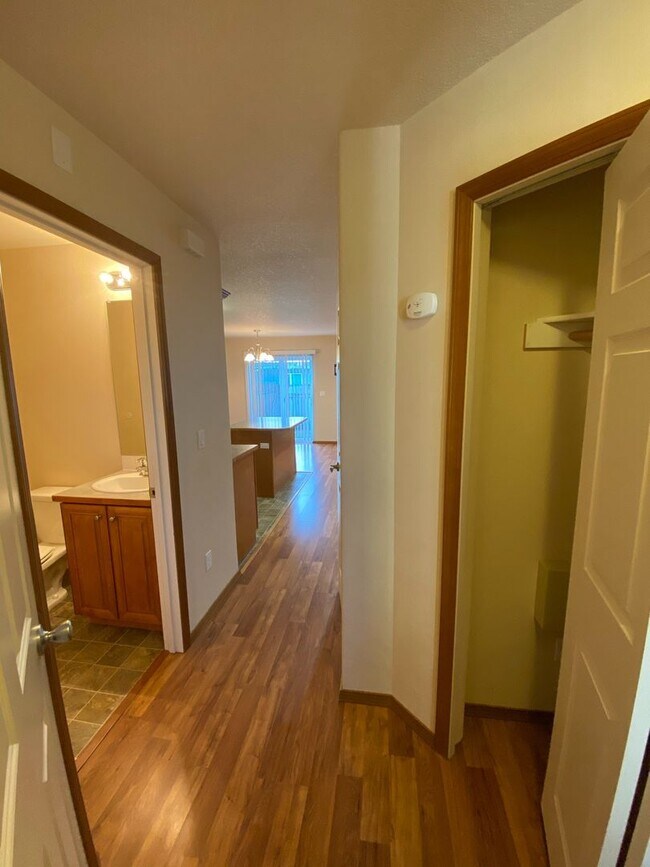 Foto del edificio - Centrally Located Townhouse w/ Single Car Garage!