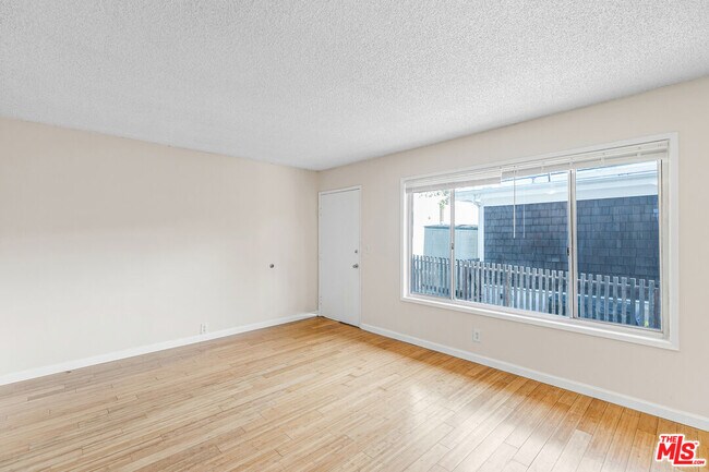 Foto del edificio - 2435 2nd St