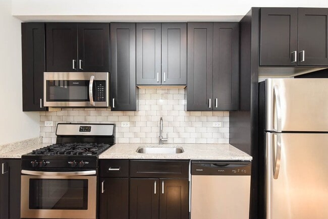 Foto del edificio - 2210 W Eastwood Ave