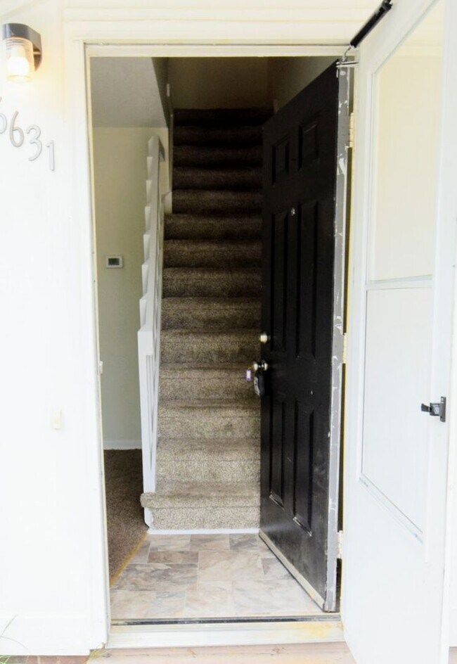 Building Photo - Abbey Lane-50% off first full month rent. ...