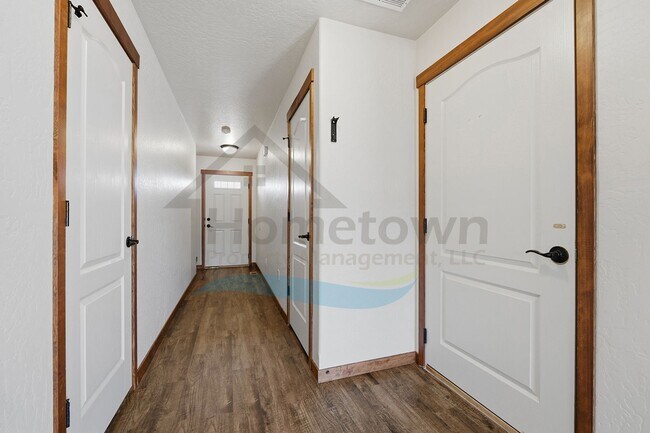 Foto del edificio - 3 Bedroom 3 Bathroom Home with Attached Garage Available in Post Falls!