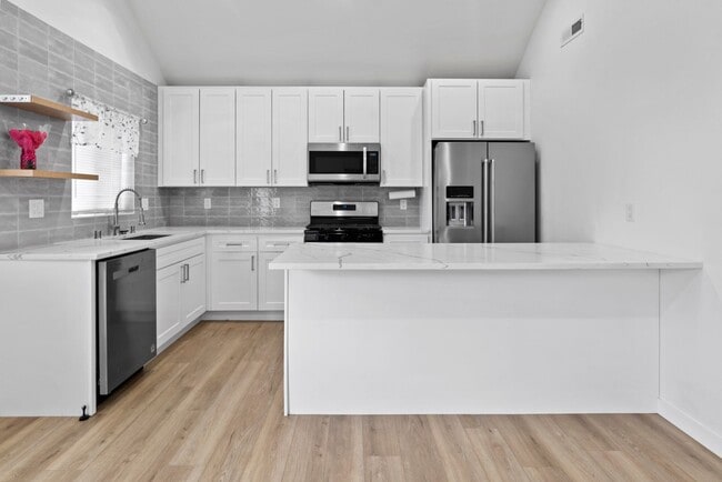 Building Photo - Modern 3-Bed Home Near JBLM with Vaulted C...