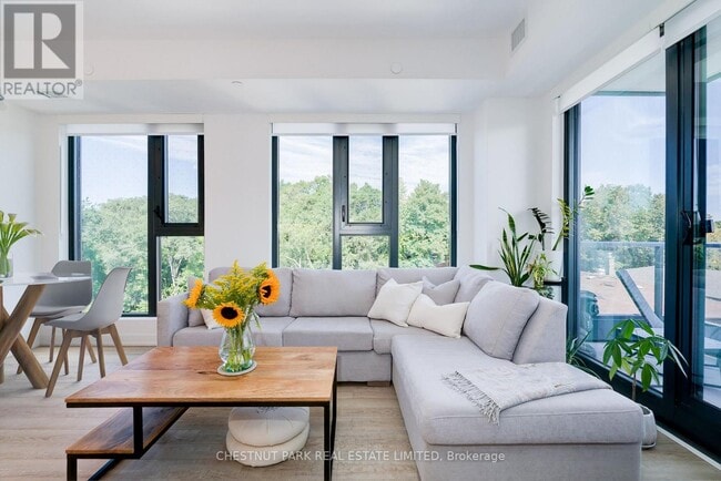 Photo du bâtiment - 250 Lawrence Ave W