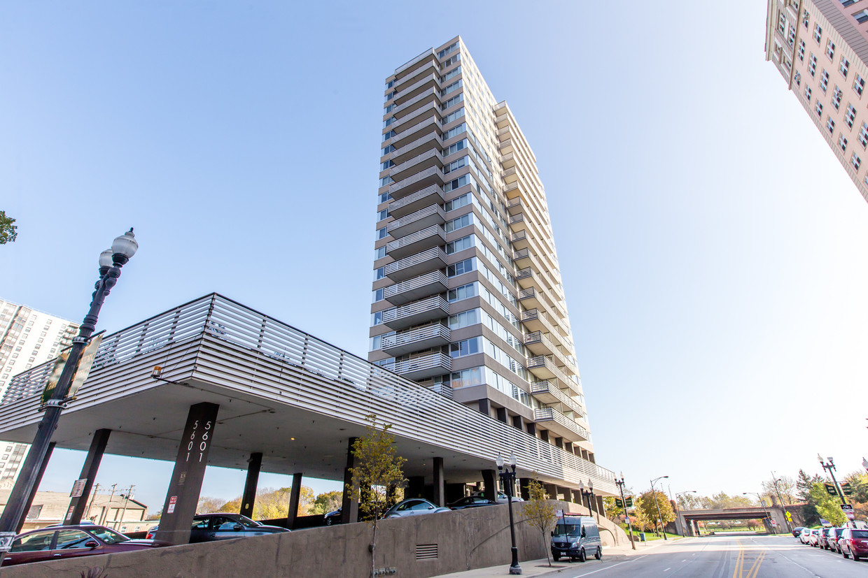 Foto principal - 5601 N Sheridan Rd