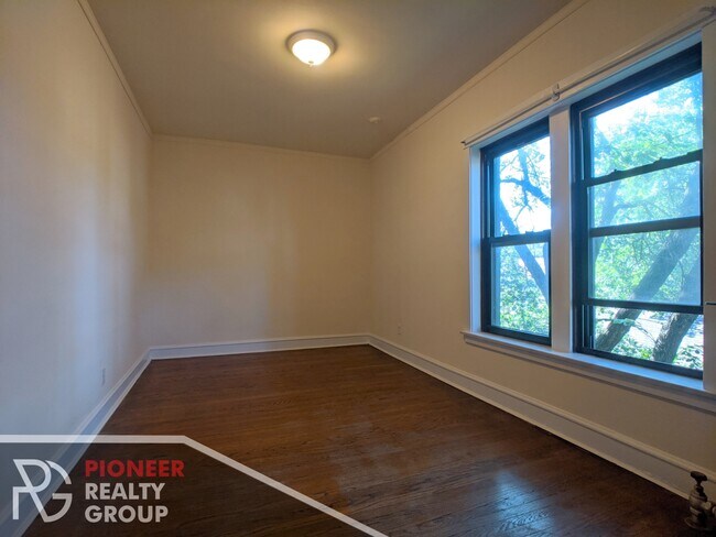 Foto del edificio - 2434 N Sawyer Ave