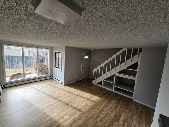 Sala de estar y escaleras - 547 Pearce Ave