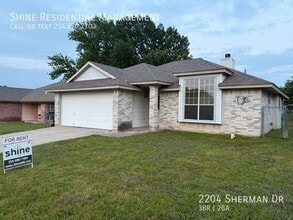 Building Photo - 2204 Sherman Dr