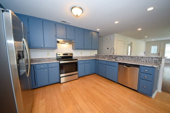 Foto del edificio - FABULOUS UPDATED KITCHEN with 3 bed 1 bath...