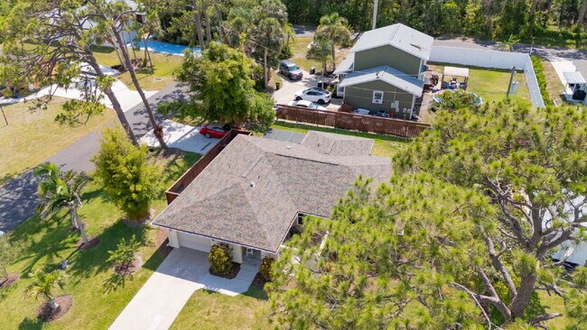 Building Photo - Luxury Seasonal Furnished Rental "Charming...