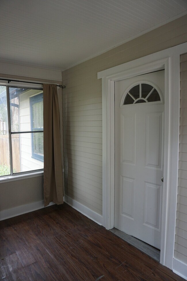 Building Photo - Cute Bungalow in Established Lakewood Neig...