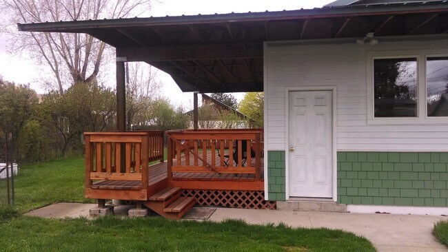 Building Photo - Quaint Country Home