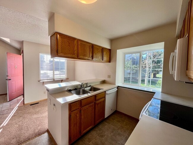 Foto del edificio - Cozy 2 Bedroom Townhome Nestled in Quiet Gated Community