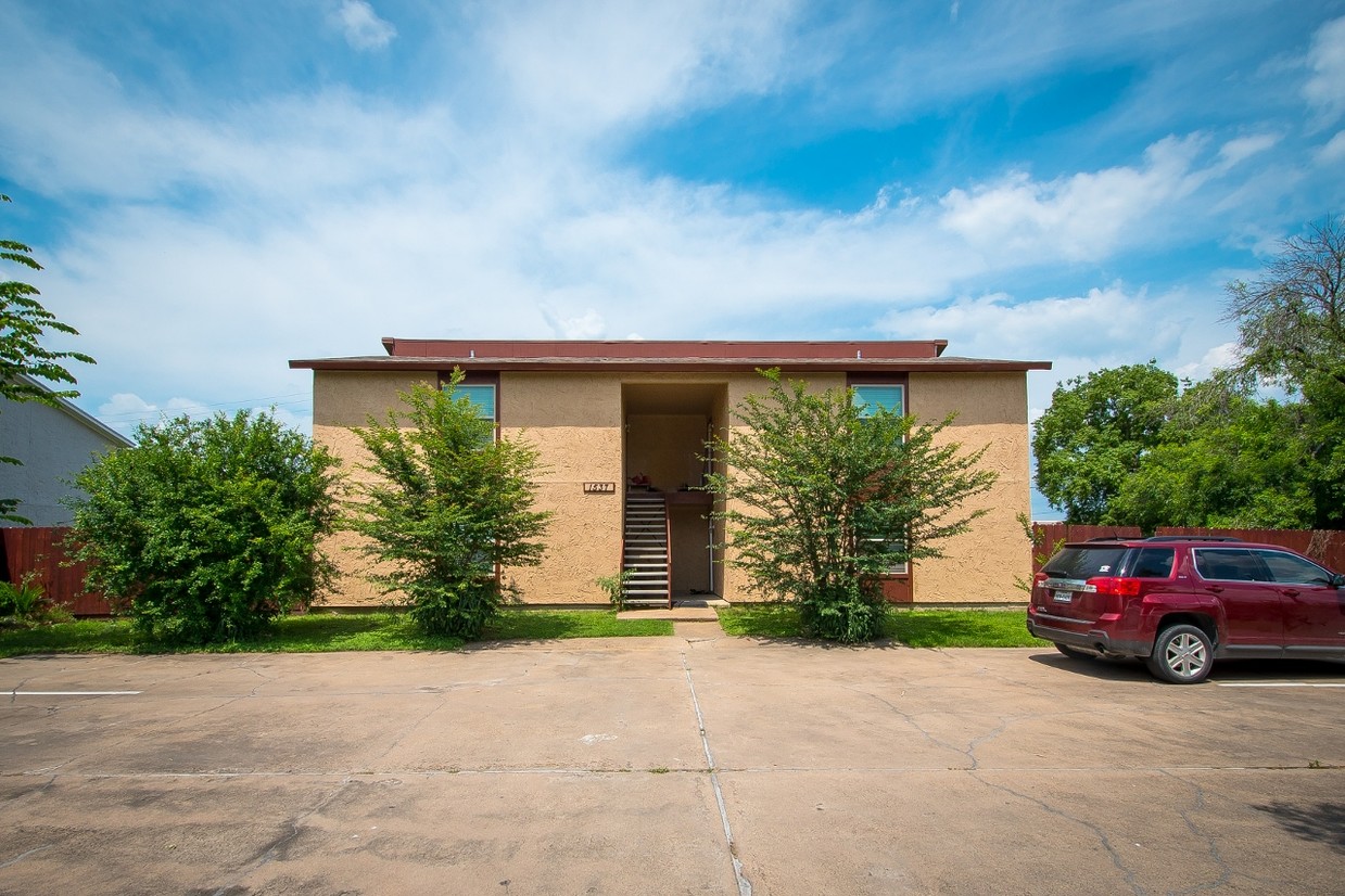 Primary Photo - 1700 George Bush Dr E