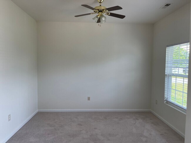 Foto del edificio - Spacious 4 Bedroom Home with Two-Car Garage in Swann's Mill Community