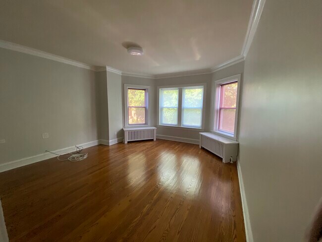 Living Room - 5016 N Major Ave