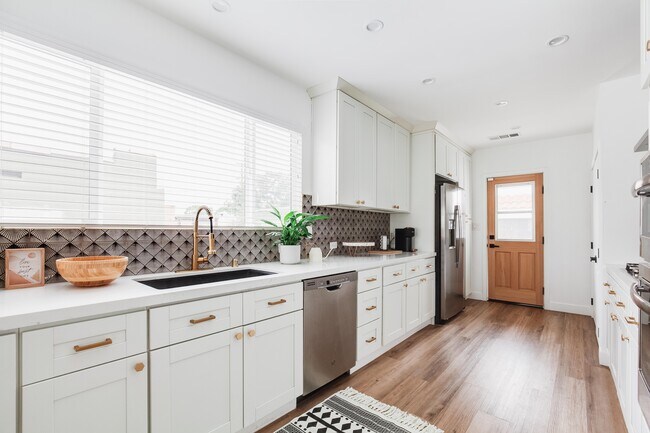 Foto del edificio - 2422 W 77th St