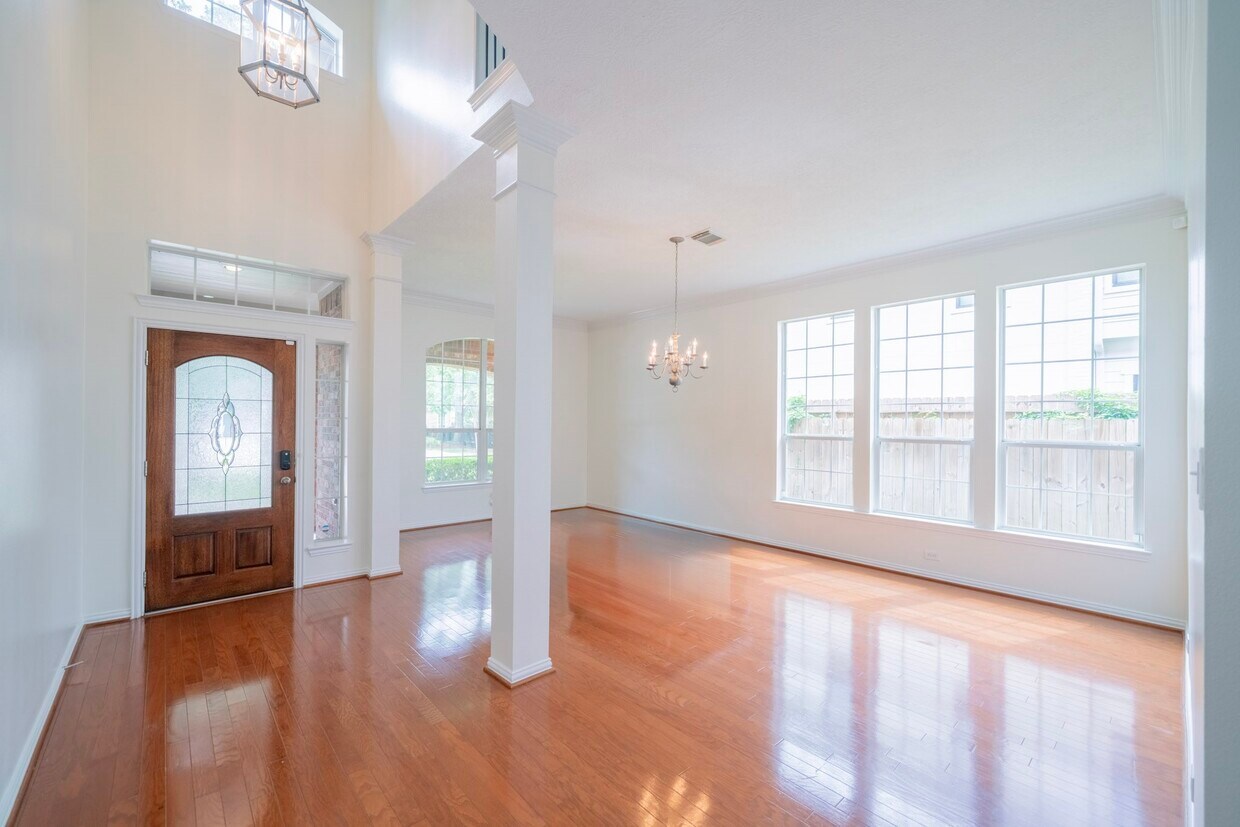 Foto principal - 1415 Sue Barnett Dr