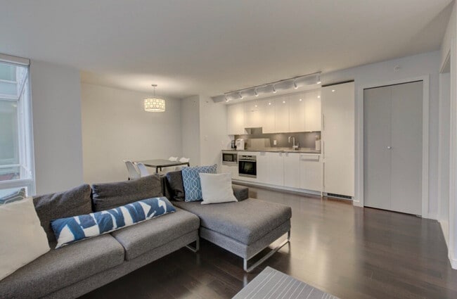 Building Photo - 755 Beatty St