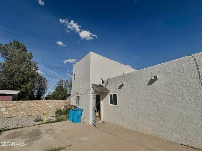 Building Photo - 421 Panahi Rd