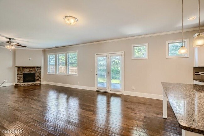 Foto del edificio - 4 br, 2.5 bath House - 6410 Country Lake R...
