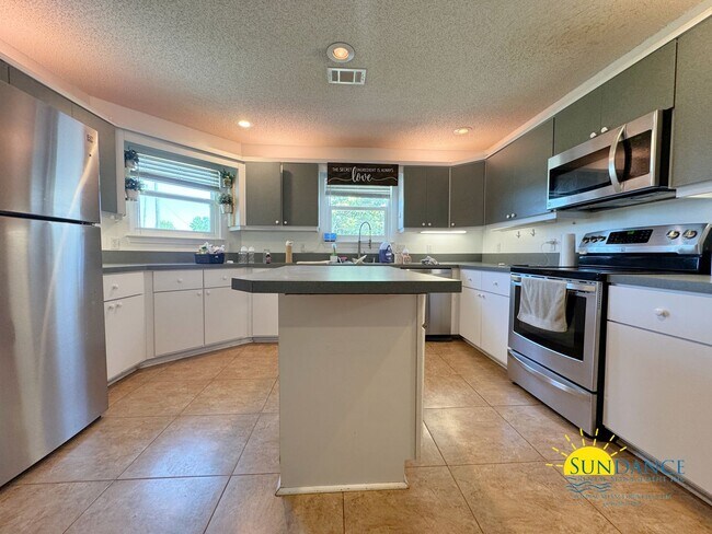 Building Photo - Charming 3BR/2BA Home in the heart of Nava...